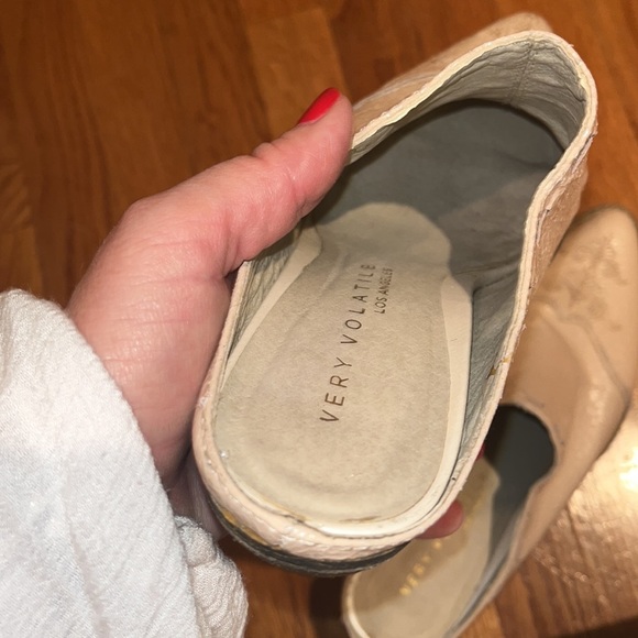 Very Volatile cream color leather mules with low heel size 8 - Picture 10 of 12